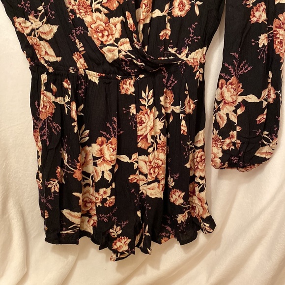 Women's Super Cute Floral Romper Size Medium - Picture 3 of 3